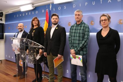 Mireia Vehí (CUP), Oskar Matute (EH Bildu), Gabriel Rufián (ERC), Laura Borràs (JxCat) y Nestor Rego (BNG) en la sala de prensa del Congreso antes de la lectura del manifiesto de rechazo al rey.