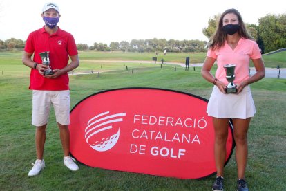 Joel Moscatel y Alisa Khokhlova con los trofeos de campeones de Catalunya.