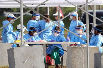 Un grup d’infermeres equipades per fer tests ràpids en un carrer d’Orlando, a Florida.