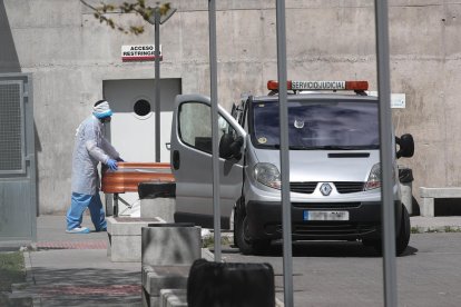 Un operari treu el fèretre d’una víctima del Covid-19 d’una residència de la tercera edat, ahir, a Madrid.