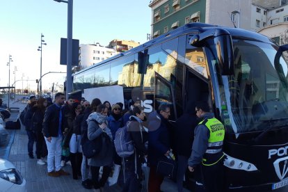 Instant en què un grup de viatgers puja a un dels autobusos que va facilitar Renfe després de l'avaria.