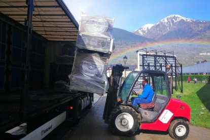 El muntatge de la pista de gel del Palai de Gèu de Vielha.