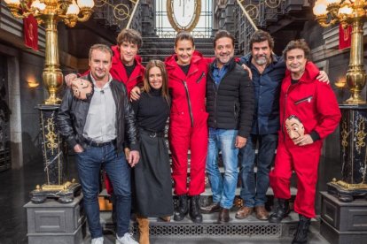 El jurado del concurso posa con los actores de ‘La casa de papel’.