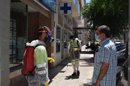 Dos sanitarios en el pabellón Cortes de Aragón de Fraga, en el que hay ocho personas positivas en Covid-19.