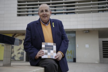 Antoni Gelonch con su primer libro, ‘100 dones’.