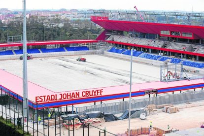 El estadio Johan Cruyff ya luce su nombre y se han colocado los primeros asientos.