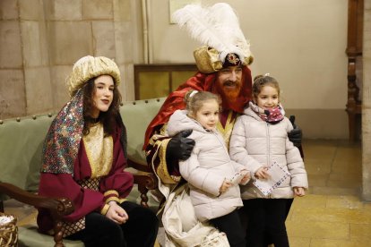 El Gran Camarlenc recogió ayer las cartas de los  más pequeños en su visita a la Paeria. 