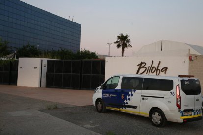 Una patrulla de la Guardia Urbana durante la actuación la tarde del sábado en Biloba. 