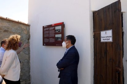 La consellera de Justícia, Ester Capella, ahir al cementiri de Seròs, on es va instal·lar una placa.