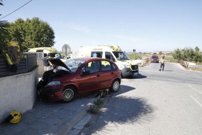 Uno de los turismos implicados en el accidente, en la avenida del Canal de Arbeca.