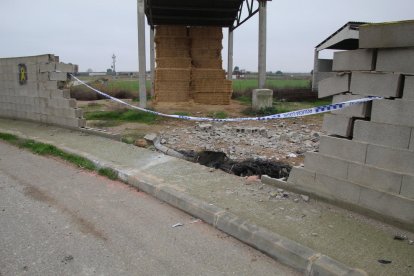 Un coche sufre una salida de vía y derriba un muro en Alcarràs 