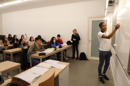 A Educació Primària dual, els alumnes reben classes teòriques i passen dos dies a la setmana en col·legis.