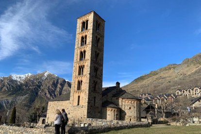 Visitants a l’església de Sant Climent de Taüll ahir al matí.