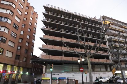 Uno de los ‘esqueletos’ de edificios está ubicado en la Rambla Ferran.