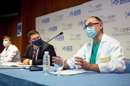 El director científico del CIBIR, José Ramón Blanco (d), este jueves en una rueda informativa, junto el director gerente de la Fundación Rioja Salud, (FRS), Sergio Martínez (c) y el investigador del Cibir Ignacio Larráyoz, en el Centro de Investigación Biomédica de La Rioja (Cibir).