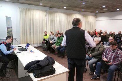 Imatge de la reunió dels Mossos amb els veïns de Sant Guim de Freixenet divendres passat.