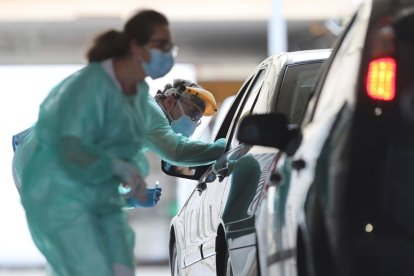 Sanitarios hacen test de detección de coronavirus a conductores a las puertas del hospital de A Mariña.