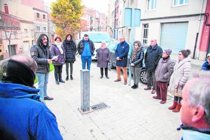 Després d’un repic de campanes, l’alcalde va recordar nom i edat de les persones mortes als bombardejos.