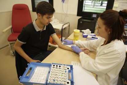 Un paciente se somete a una prueba de alergia en el hospital Santa Maria.