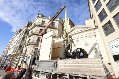 Procés - L’escultura es va hissar de la peanya amb una grua i dipositada dins d’una caixa en un camió, on es va assegurar amb llistons de fusta i cordes, abans de tombar-la per traslladar-la.