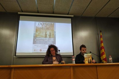 Codina va presentar el llibre a la sala de plens del consistori de Sort davant d’unes 40 persones.