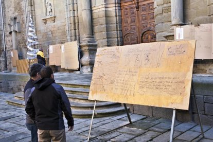 Los Cartells de Reis colgados ayer ante la colegiata de Santa Maria, en Guissona.  