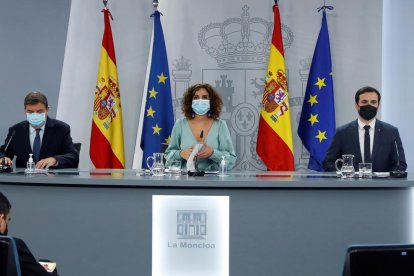 Els ministres de Consum, Alberto Garzón (dreta); Agricultura, Pesca i Alimentació, Luis Planas i d'Hisenda, María Jesús Montero, durant la roda de premsa.