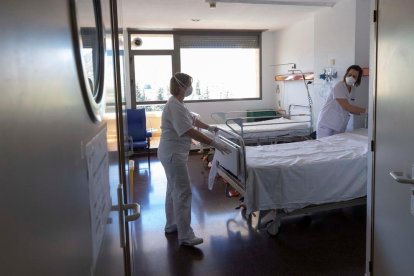 Enfermeras en la planta de un hospital que atiende a pacientes de covid.