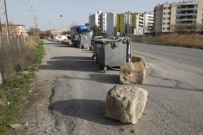 La hilera de piedras colocada en un camino paralelo al Camí de la Mariola, ayer. 