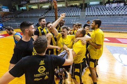 Los jugadores del Ilerdauto Nissan Pardinyes celebran su triunfo frente a un batallador Igualada.