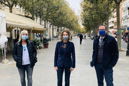 La candidata del PDeCAT a la presidència del Govern, Àngels Chacón, amb els diputats per Lleida, Marc Solsona i Montse Macià, aquest dimarts a Lleida.