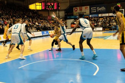 Una jugada del partido de ayer entre el Pardinyes y el Menorca.