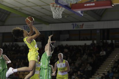 Tinara Moore, en la foto lanzando a canasta, fue la jugadora más destacada del Cadí.