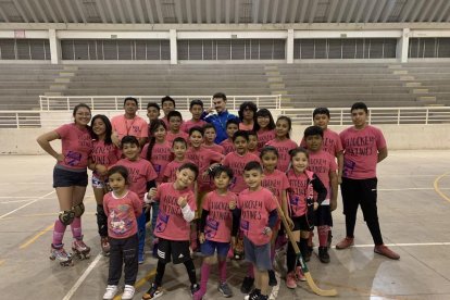 Enric Duch posa después de un entrenamiento con algunos de los niños del Llista México que participan en el campus que imparte.