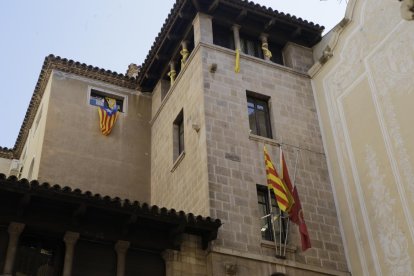 La estelada y los lazos amarillos en la fachada de la Paeria.