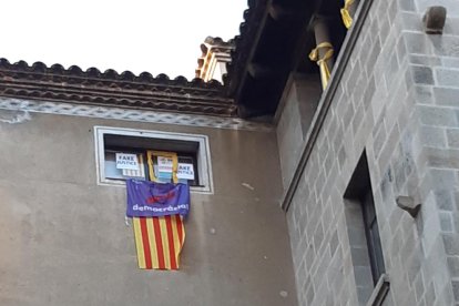 Imagen de la ventana de ERC y de los lazos de la Crida.