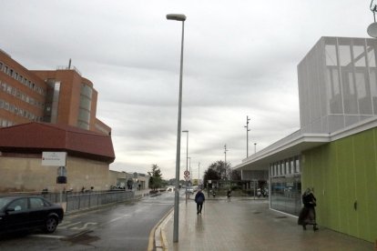 Control para limitar el acceso a la cafetería del Arnau de Vilanova a personal asistencial y acompañantes de pacientes