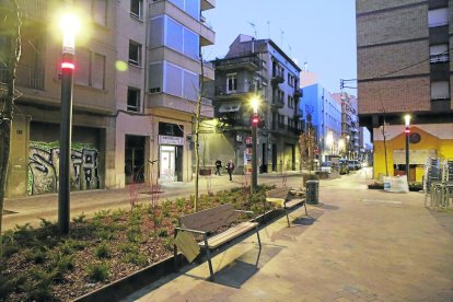 La Paeria instaló ayer los bancos en la calle del Riu, donde además hay un receptor wifi y un cargador de bicis y patinetes eléctricos. 