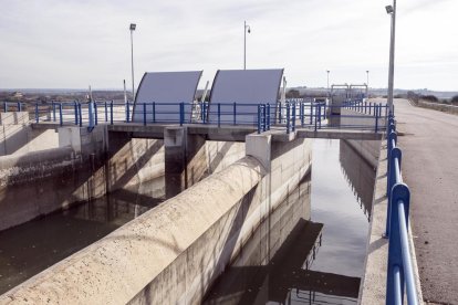 Canal Segarra-Garrigues al seu pas al costat de la potabilitzadora de Ratera