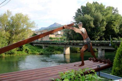 L’escultura, de cinc metres de llarg i més de 600 quilos, està col·locada als peus de la Noguera Pallaresa.