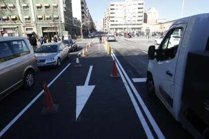 Vehicles passant per l’únic carril en direcció al pont Príncep de Viana obert ahir.