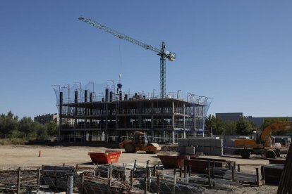 Imagen de las obras de un nuevo bloque de edificios en el barrio de La Bordeta. 