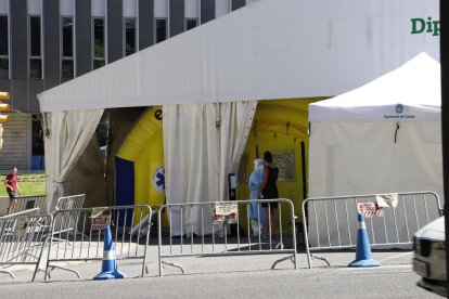 La carpa del CUAP de Prat de la Riba centralitza bona part de les PCR de la capital del Segrià.