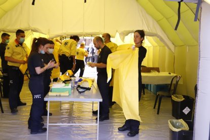 Algunos de los profesionales sanitarios del SEM preparándose antes de hacer los test, ayer.