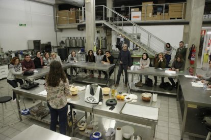 Taller vegano  -  A la izquierda, taller de repostería vegana que tuvo lugar ayer en la actual planta piloto del Campus de Agrónomos, en el marco del VII ciclo de actividades ambientales de la Comisión de Medio Ambiente. A la derecha, imagen del ...