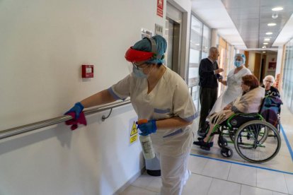 Tasques de desinfecció en una residència de gent gran.