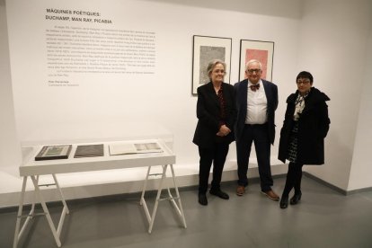 Teresa Vall Palou, el poeta Carles Duarte i la comissària de les dos exposicions, Pilar Parcerisas.