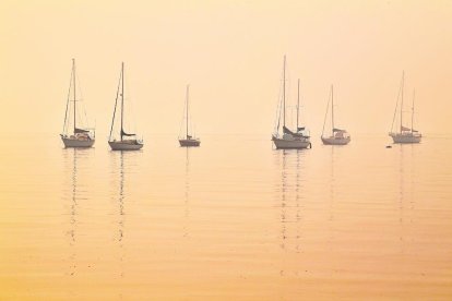 El humo de los incendios invadió ayer la bahía Batemans, en el sureste de Australia.