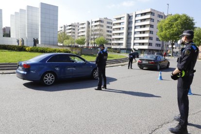 Control de tráfico de la Guardia Urbana el pasado viernes en la plaza Europa.