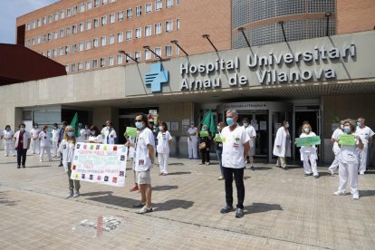 La concentració d'aquest dimecres davant de l'hospital Arnau de Vilanova de Lleida.